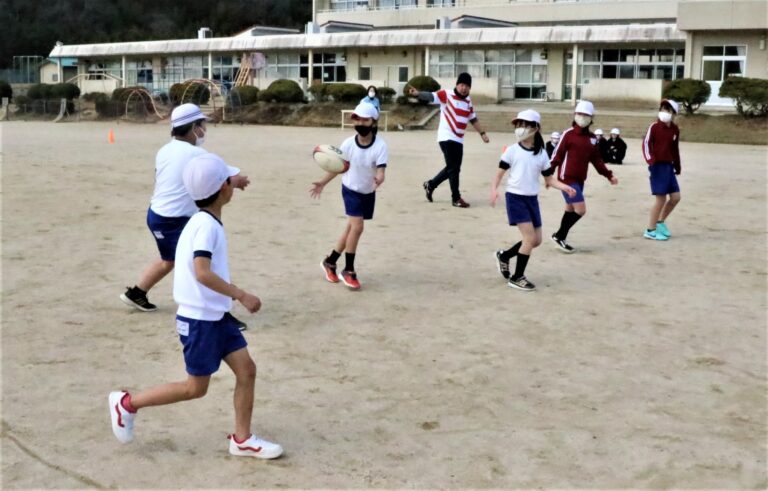ランニングパスを練習する児童たち=岡山県美作市楢原中の美作北小学校で