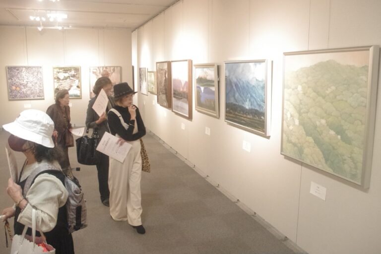 洋画や日本画などの秀作を鑑賞する来場者=岡山県津山市で