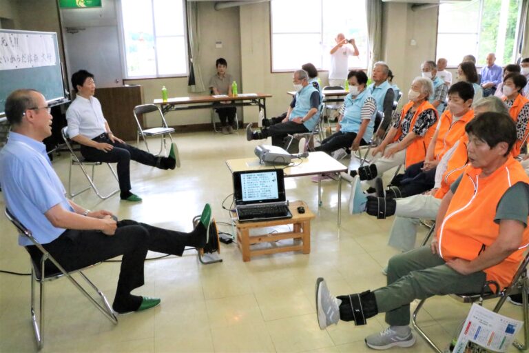 こけないからだ体操を体験する伊原木知事（左奥）=岡山県津山市で