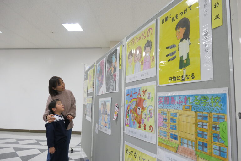 図書館前に並ぶ市内小中学生が制作したポスター=岡山県津山市で