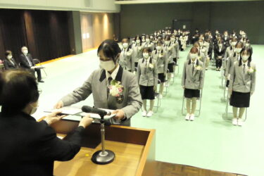 卒業証書を受け取る第36期生=岡山県津山市で