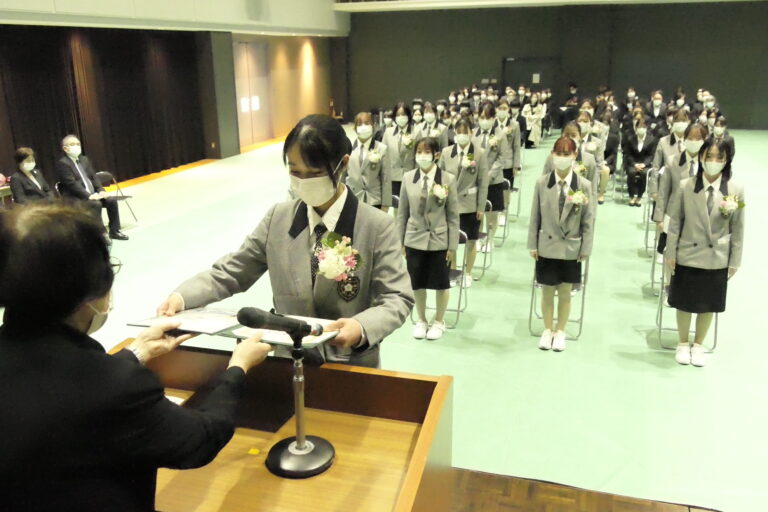 卒業証書を受け取る第36期生=岡山県津山市で