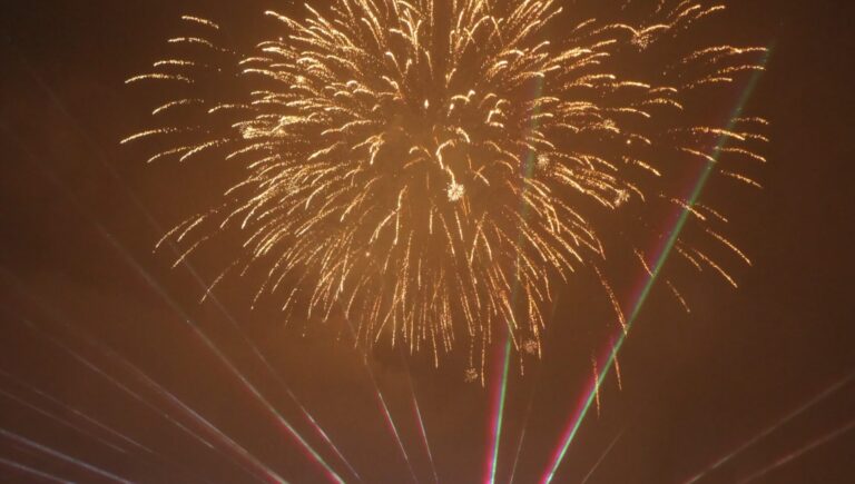 夜空を彩る花火とレーザー光線=岡山県鏡野町で