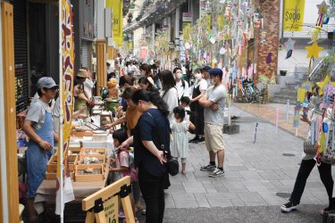 「七夕デー」にぎわう　マルシェやガラポン抽選会など　子らは段ボール迷路に夢中／岡山・津山市