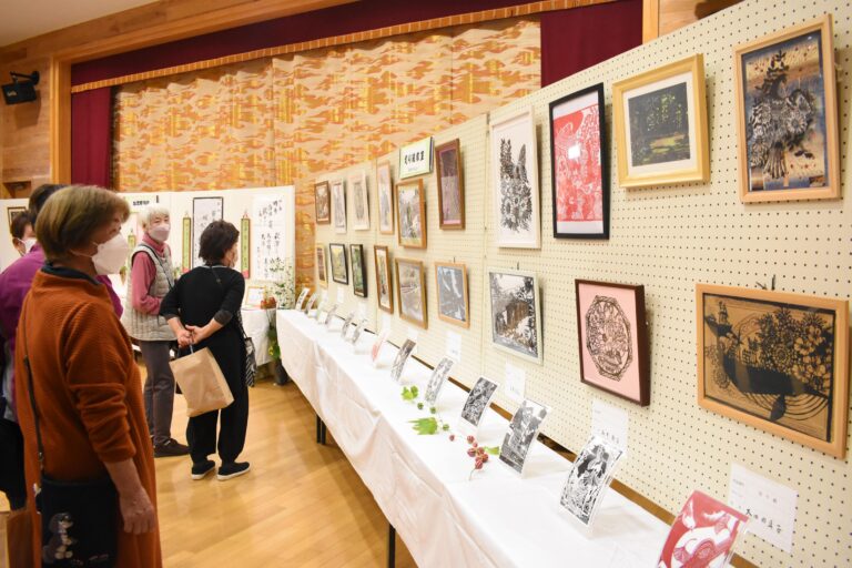 多彩な作品が並ぶ芸術の部=岡山県津山市で