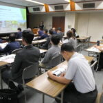 参加者の前で発表する地域おこし協力隊員＝岡山県津山市で