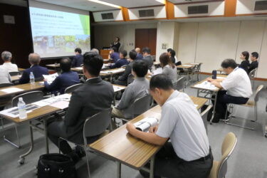 参加者の前で発表する地域おこし協力隊員＝岡山県津山市で