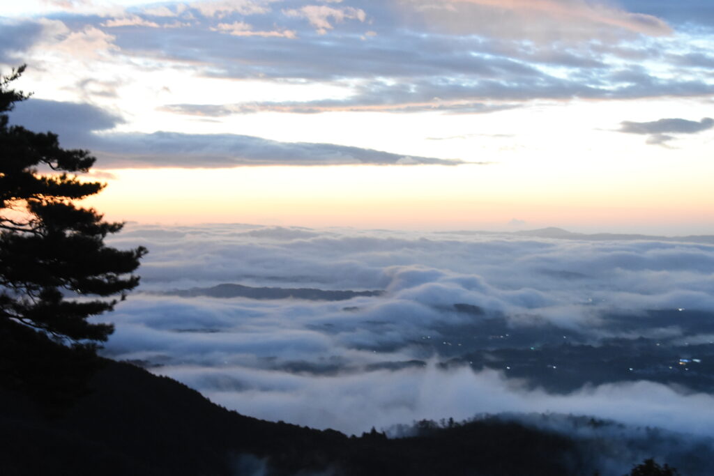 津山盆地を包み込む霧の海