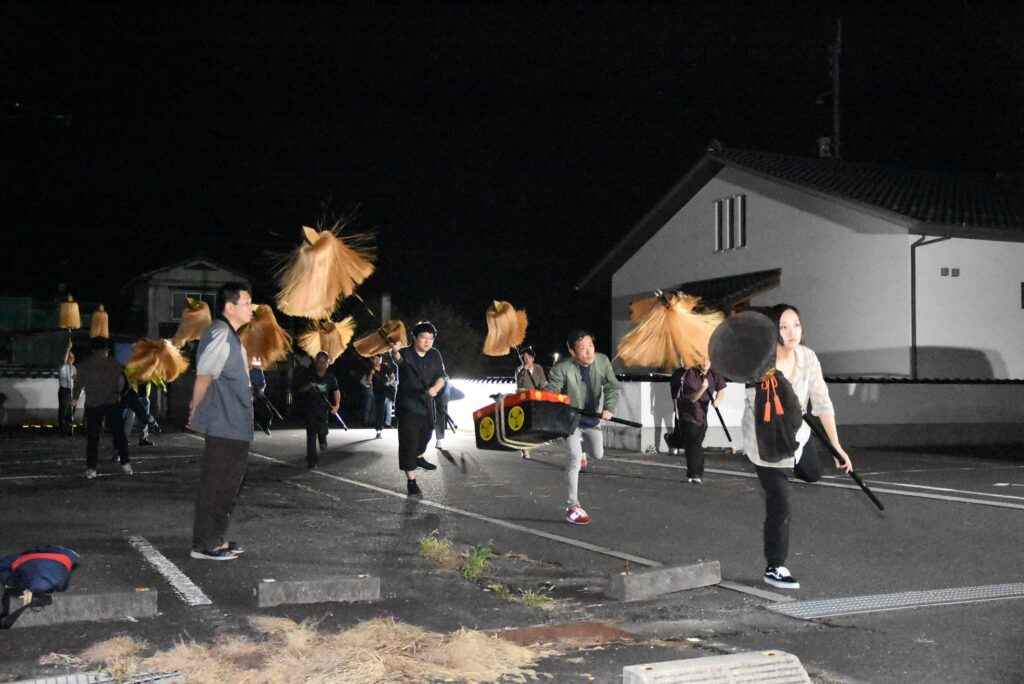真剣な表情で練習に励む田町奴保存会の会員