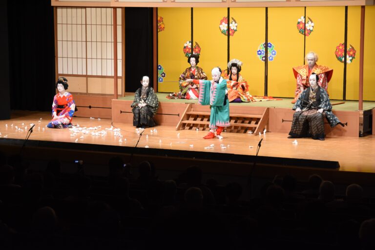 「恋女房染分手綱　重の井子別れの段」のクライマックスのワンシーン=岡山県奈義町で