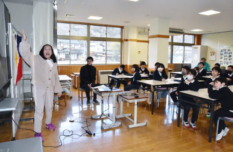 講師を務めたフィリピン出身のシェリーさん=岡山県真庭市久世の草加部小学校で