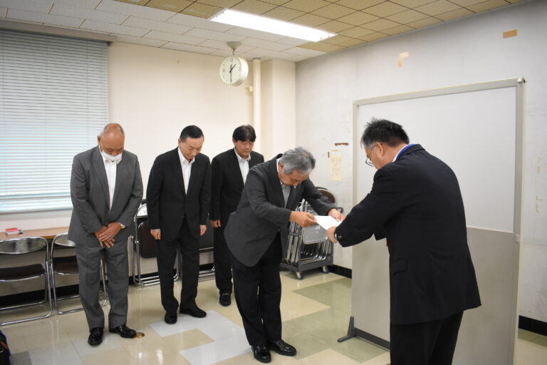 要望書を手渡す部会メンバー=岡山県津山市で