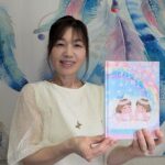 出版された絵本『ふたごの天使』を手にする須田さん=岡山県津山市で