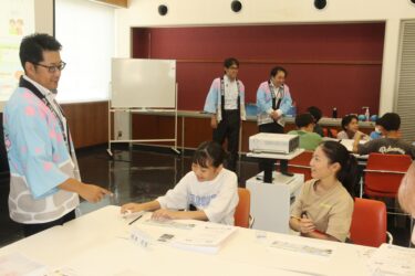 お金に関する知識を学ぶ子どもたち=岡山県津山市で