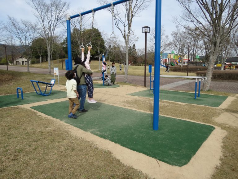 奈義町総合運動公園にお目見えした健康器具