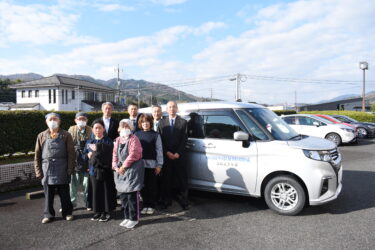 SOMPO福祉財団からの助成で購入された新車=岡山県津山市で