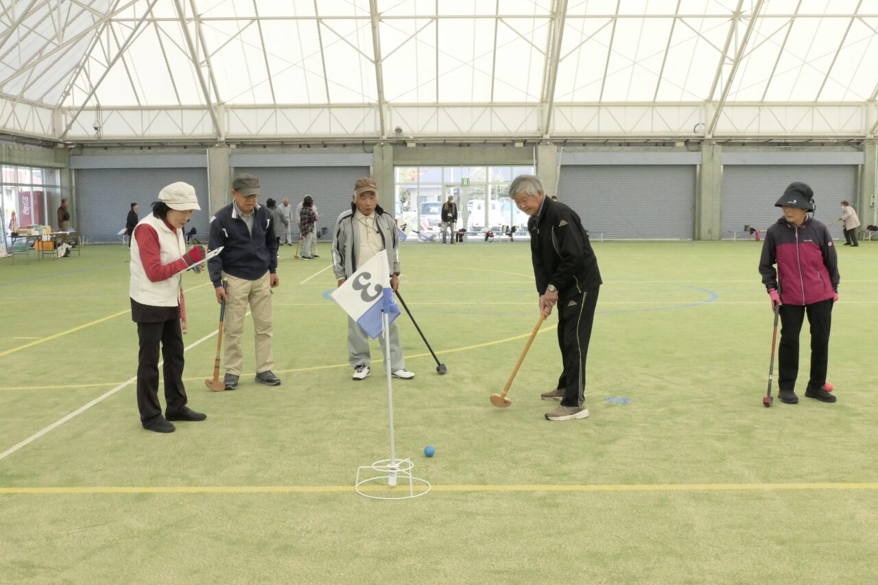 和気あいあいとプレーを楽しむ参加者たち＝岡山県鏡野町で