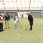 和気あいあいとプレーを楽しむ参加者たち＝岡山県鏡野町で