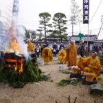 厄除けなどを祈願した護摩供養=岡山県津山市で