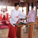 玉串を奉納する参加者