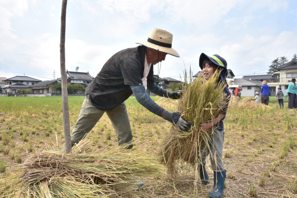 わらぐろ完成に向けて笑顔で頑張る子ども