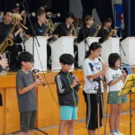 ジャズ演奏を体験する児童たち=岡山県津山市で