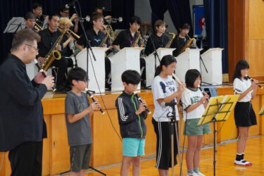 ジャズ演奏を体験する児童たち=岡山県津山市で