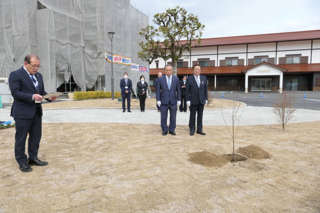 新庁舎の前で開かれた植樹式