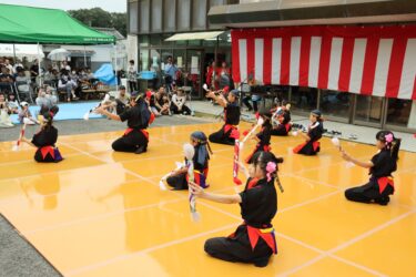 会場を盛り上げた銭太鼓=岡山県津山市で