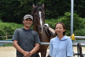 崇さんと妻のみずきさん=岡山県津山市で