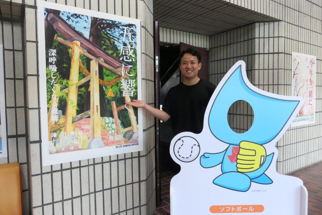 フォトスポットにもなるポスターとインターハイマスコット・ウイニン君の顔出しパネル