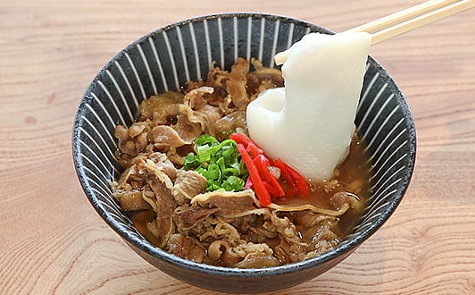 人気ナンバーワンの牛餅丼=岡山県新庄村で