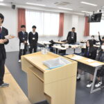 模擬授業を行う生徒たち=岡山県津山市で