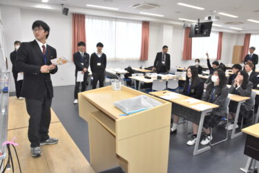 模擬授業を行う生徒たち=岡山県津山市で