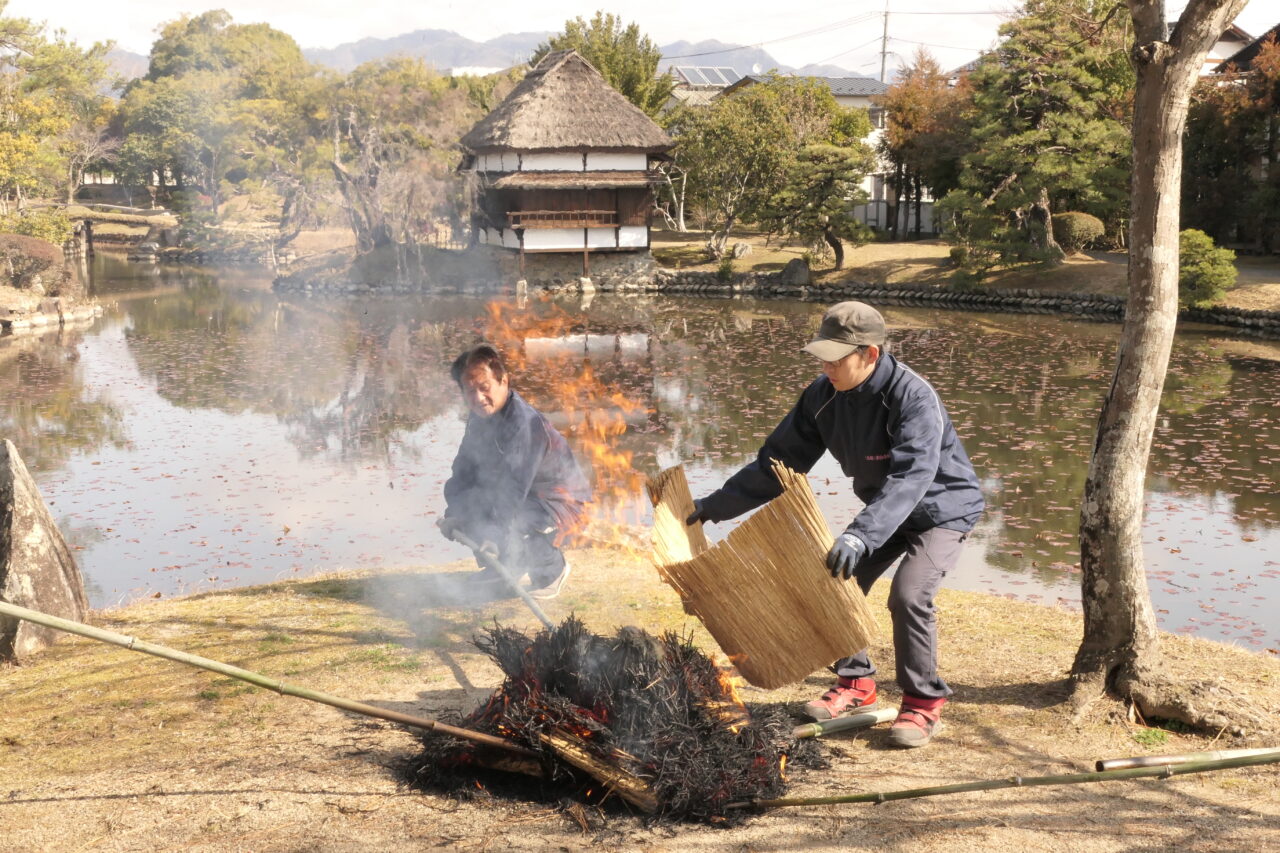 春の到来を告げる伝統の松のこも焼き=岡山県津山市で