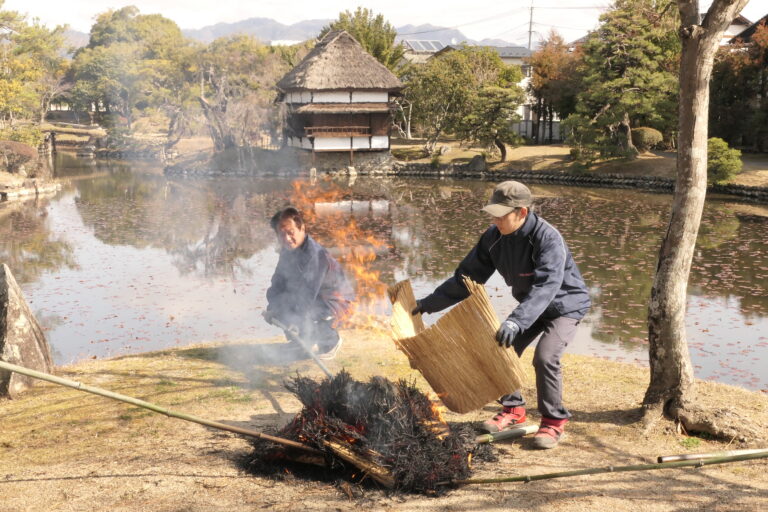 春の到来を告げる伝統の松のこも焼き=岡山県津山市で