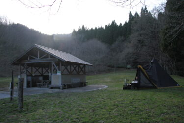 豊かな自然に囲まれてキャンプを楽しむ利用者＝岡山県新庄村で