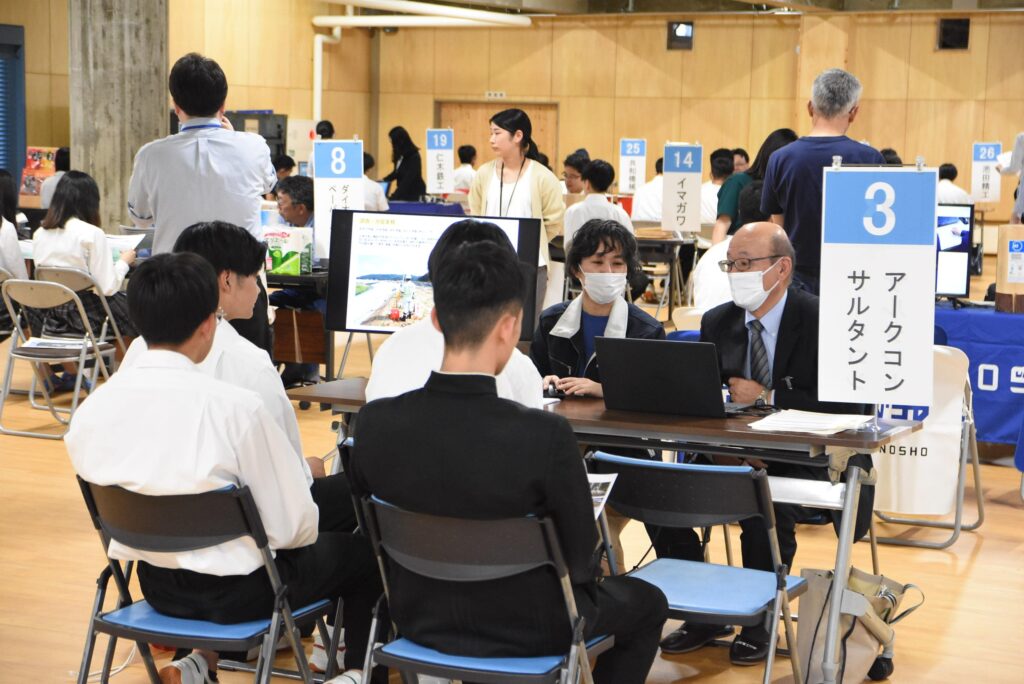 生徒アンケート上位30社がブースを設置した会場