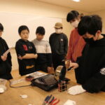 慎重に溶けた金属を鋳型に流す小学生=岡山県津山市で