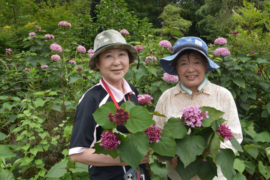 摘んだ花を手にする末田さん（左）とき北原さん