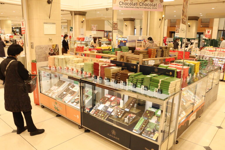 期間限定品のチョコレートが並ぶバレンタインコーナー=岡山県津山市で