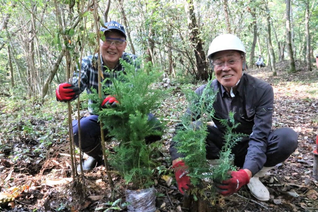 広葉樹や針葉樹の苗木と倭文の郷スタッフ