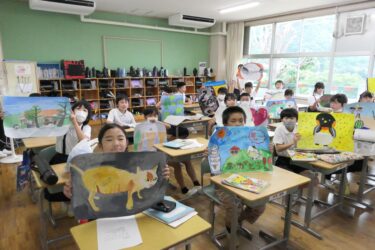 夏休みの宿題に描いた作品を掲げる5年生＝岡山県津山市、加茂小で