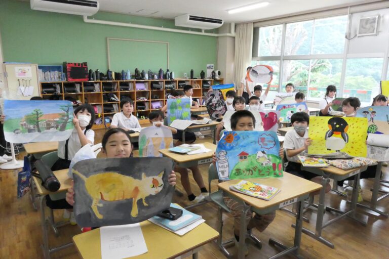夏休みの宿題に描いた作品を掲げる5年生＝岡山県津山市、加茂小で