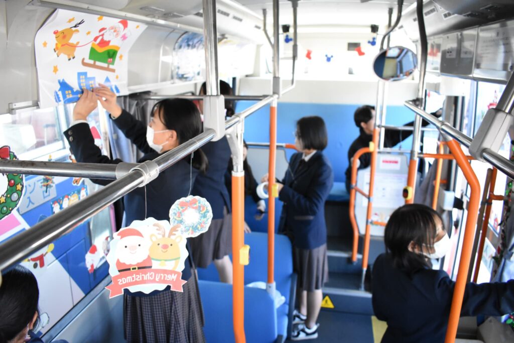 車内を飾り付ける生徒たちの様子