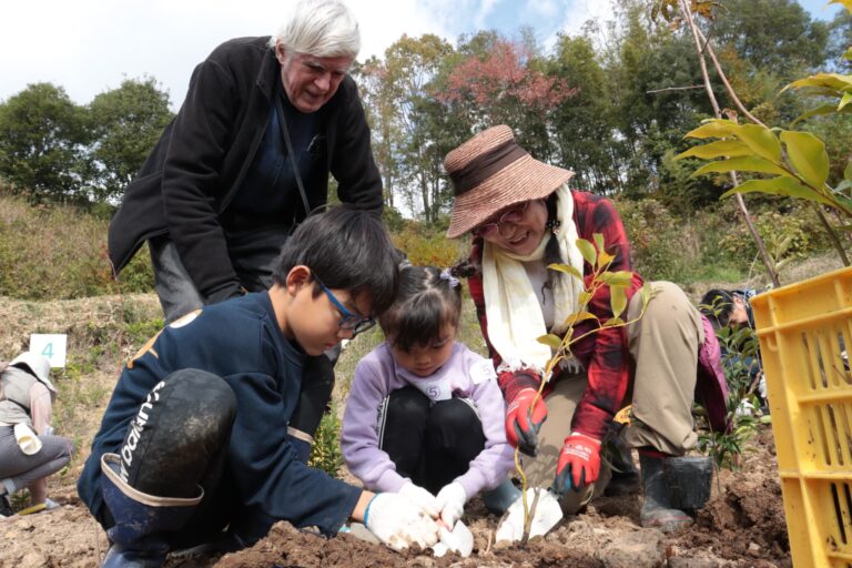 藤原教授・ボックス教授と一緒に植樹に取り組む子どもたち