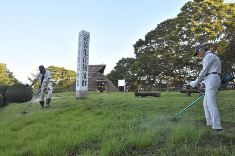 沼遺跡で清掃奉仕に汗を流す津山やよいライオンズクラブメンバーら