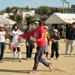 一流指導者から投球を教わる参加者=岡山県津山市で