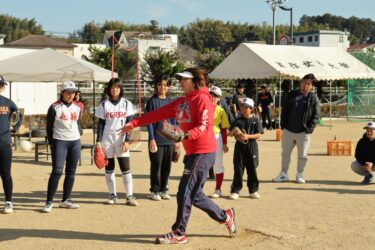 一流指導者から投球を教わる参加者=岡山県津山市で