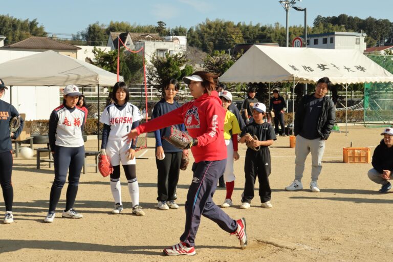 一流指導者から投球を教わる参加者=岡山県津山市で